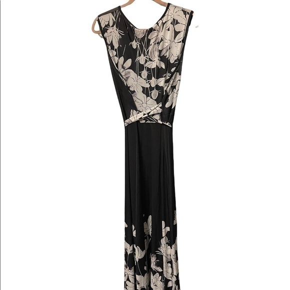 𝅺👗 Beautiful Black & White Wrap Style Floral Dress. - Picture 5 of 8